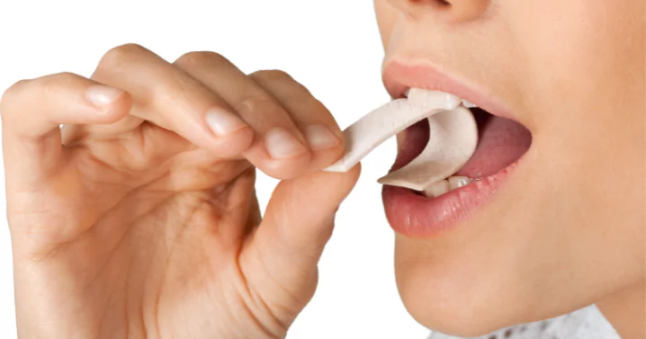 woman eating chewing-gum