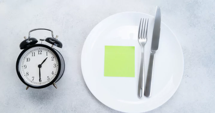 a timer with a plate with fork and knife