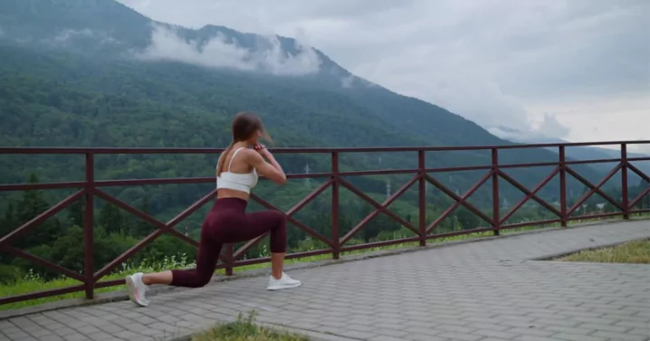 woman doing lower-upper compound exercise in nature