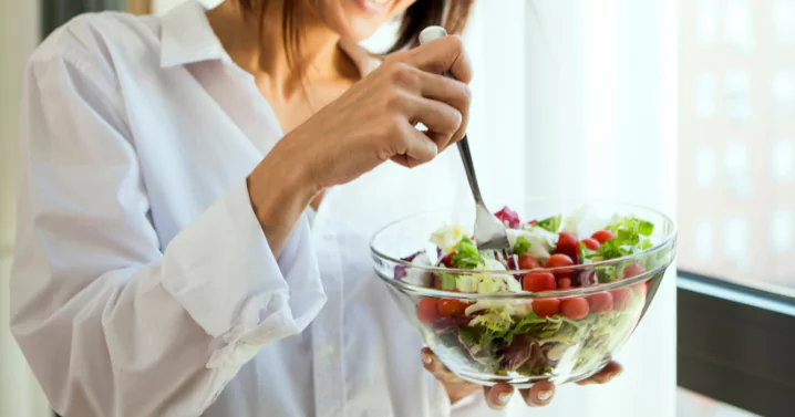 woman eating a salade